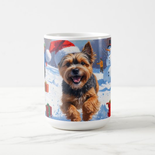 Mug Terrier tibétain coule dans la neige avec Casquett (Centre)