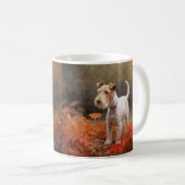Mug Terrier Wirefox dans les feuilles d'automne chute  (Devant droit)