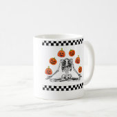 Mug Tête de citrouille squelette jonglant drôle de squ (Devant droit)