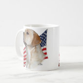 Mug Tête jaune de labrador retriever et drapeau (Devant gauche)