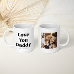 Mug Texte couleur personnalisé | Aimez-vous papa avec<br><div class="desc">Cette simple et mignonne tasse noire et blanche dit "Love You Daddy" dans le texte moderne que vous pouvez customiser à n'importe quelle couleur (il suffit de cliquer pour modifier l'outil de design). Ajoutez votre photo de famille préférée et vos noms, pour un cadeau de Fête des pères parfait que...</div>