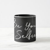 Mug texte "être votre selfie" sur tableau noir (Centre)