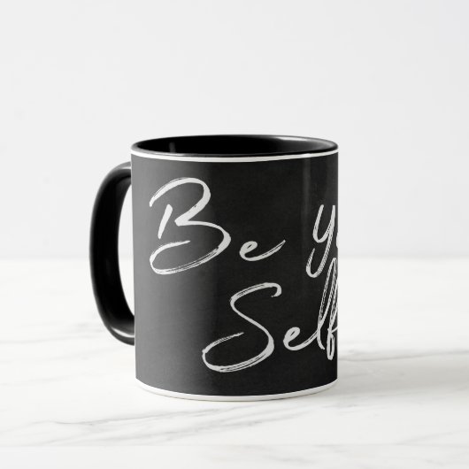 Mug texte "être votre selfie" sur tableau noir (Devant gauche)