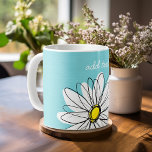 Mug Texte personnalisé Aqua et Jaune Whimsical Daisy<br><div class="desc">Un morceau d'art zen et fantaisiste,  hipster. Vous pouvez ajouter un nom,  un monogramme ou un autre texte personnalisé. Si vous avez besoin de déplacer l'art autour,  cliquez sur le bouton personnaliser pour apporter des modifications.</div>