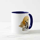 Mug Thème de baskets pour chiot mignon et joueur (Devant droit)