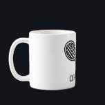 Mug Thème de tennis Nom Monogramme<br><div class="desc">Les joueurs de tennis individuels et les équipes doubles adoreront ce thème de tennis. Design moderne de style logo icône avec deux raquettes et une boule. Ajoutez votre nom pour créer une conception customisée. Idéal aussi pour les entraîneurs !</div>