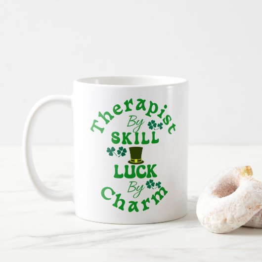Mug Thérapeute par compétence, chance par charme St pa (Avec donut)
