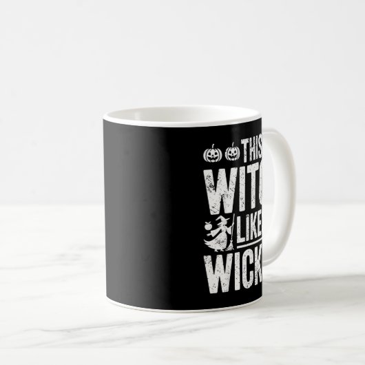 Mug This Witch Likes It Wicked Funny Halloween Broom (Devant droit)