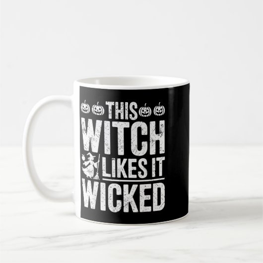 Mug This Witch Likes It Wicked Funny Halloween Broom (Gauche)