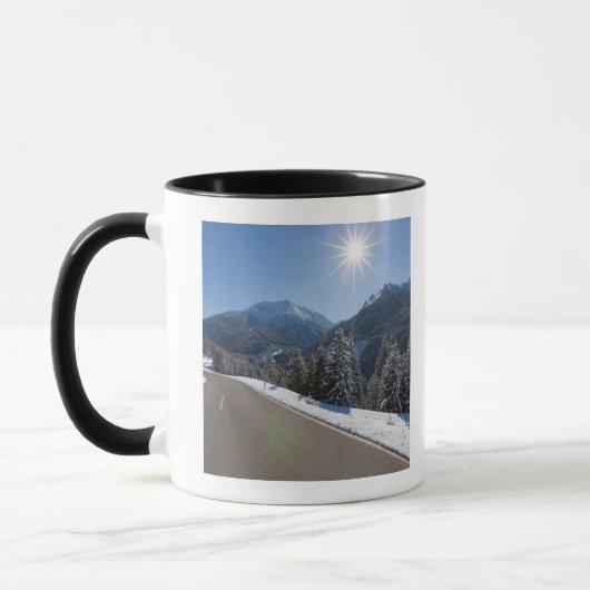 Mug Thrugh vide idyllique de route un paysage d'hiver, (Gauche)