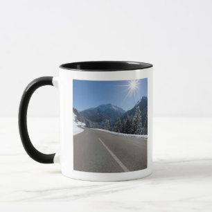 Mug Thrugh vide idyllique de route un paysage d'hiver,