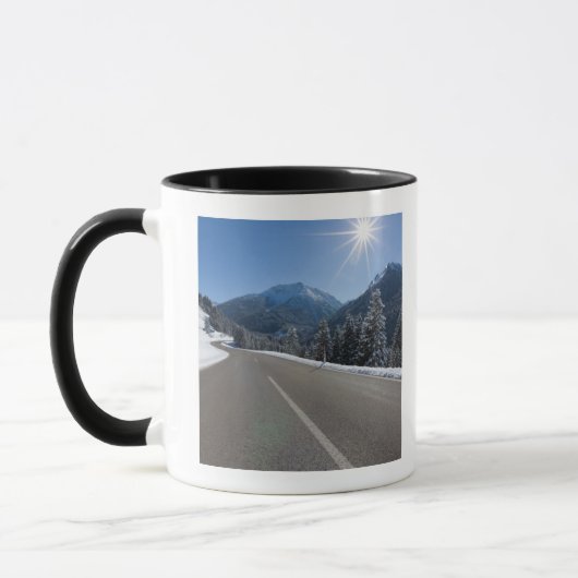 Mug Thrugh vide idyllique de route un paysage d'hiver, (Gauche)