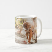 MUG TIGER BROWN DANS LE GESTE DE MARCHE (Devant droit)