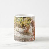 MUG TIGER BROWN DANS LE GESTE DE MARCHE (Centre)