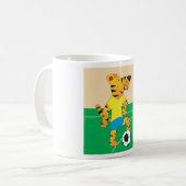 Mug Tiger Jouer au football (Devant gauche)