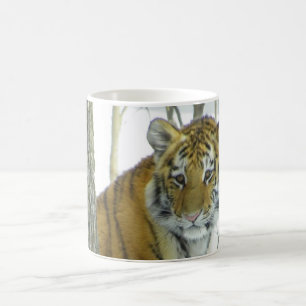 Mug Tigre CUB dans la neige jetant un coup d'oeil