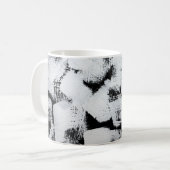 Mug Toile peinte abstraite noir blanc. (Devant gauche)