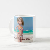Mug Toon Surfer Girl Posing sur le bord de mer (Devant gauche)