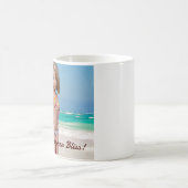 Mug Toon Surfer Girl Posing sur le bord de mer (Centre)