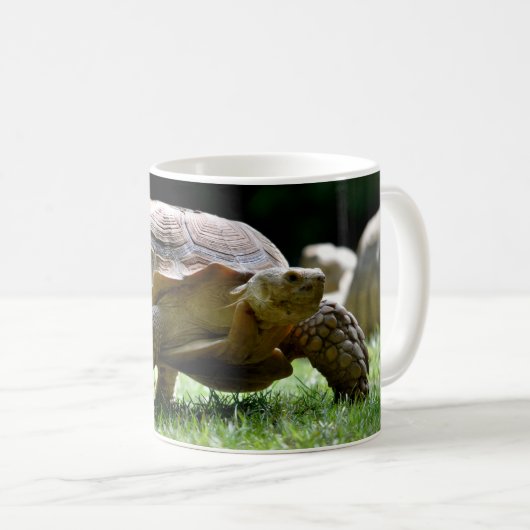 Mug Tortue africaine poussée marchant sur une carte po (Devant droit)