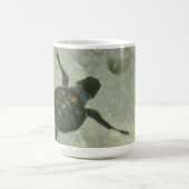 Mug Tortue de mer de bébé nageant à la mer (Centre)