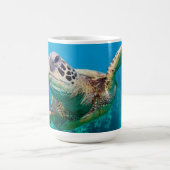 Mug Tortue de mer verte nageant au-dessus du récif (Centre)