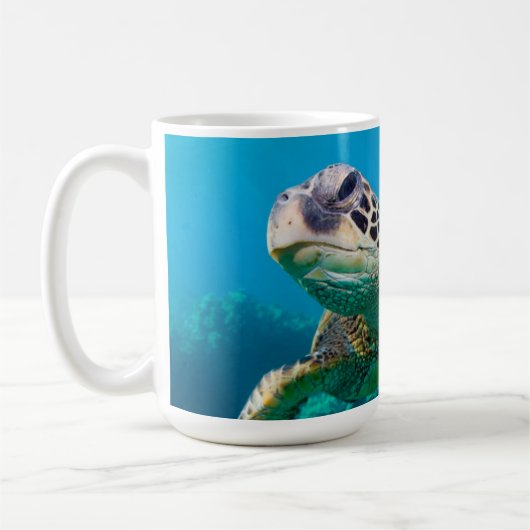 Mug Tortue de mer verte nageant au-dessus du récif (Gauche)
