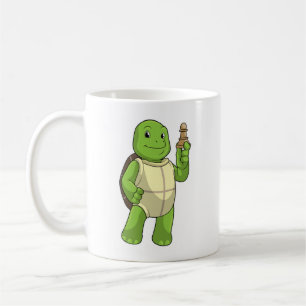 Mug Tortue jouant aux échecs avec le pion de pièce d'é