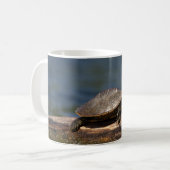 Mug Tortue peinte sur un bûcher (Devant gauche)