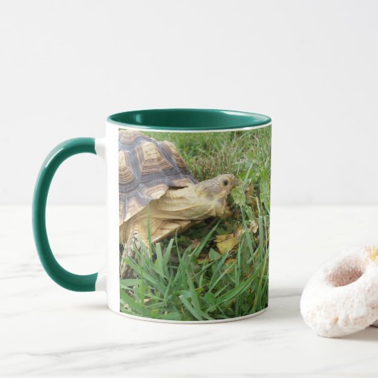 Mug Tortue Sulcata, bouche ouverte, pâturage en herbe (Avec donut)
