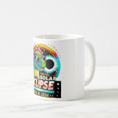 Mug Total Éclipse Solaire 2024 T-Rex Portant un verre (Devant droit)