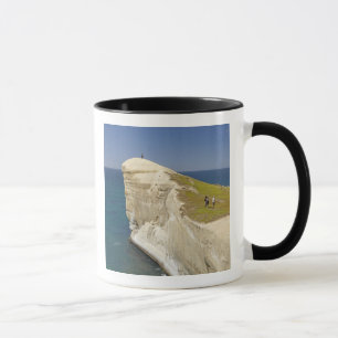 Mug Touristes au sommet de la falaise à Tunnel Beach