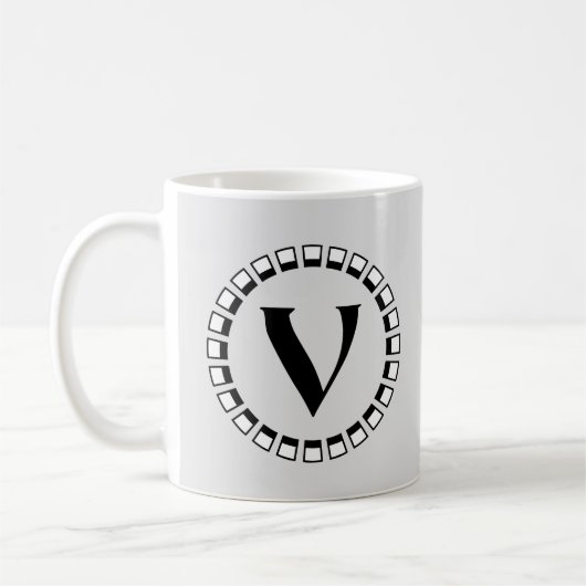 Mug Tournant vintage du siècle, monogramme V (Gauche)