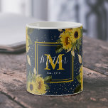 Mug Tournesol Vintage personnalisé Monogramme Mère Est<br><div class="desc">Une belle tasse fleurie pour les mères ! Avec un arrière - plan bleu marine tendance,  des tournesols et des feuillages jaunes vintages,  des confettis au coeur faux or,  un monogramme de mère,  et l'année où ils sont devenus maman. Grand cadeau personnalisé pour les mères jour,  anniversaire ou noël.</div>