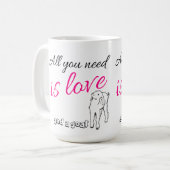 Mug Tout ce dont vous avez besoin, c'est de l'amour et (Devant gauche)