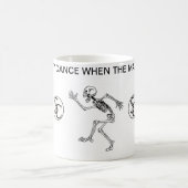 Mug Tout le monde dansent quand le fou vers le haut de (Centre)