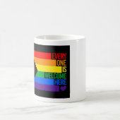 Mug Tout le monde est bienvenu ici (Progress Pride) (Centre)