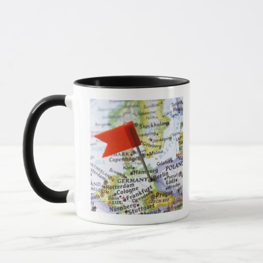 Mug Tracez la goupille placée à Berlin, Allemagne sur (Gauche)