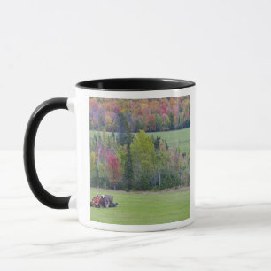 Mug Tracteur avec balle de foin dans un champ vert ave