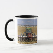 Mug Tracteur tirant un planteur de maïs de graine (Gauche)