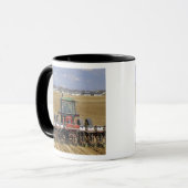 Mug Tracteur tirant un planteur de maïs de graine (Devant gauche)