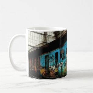 Mug Train abandonné avec graffitis d'art urbain de rue