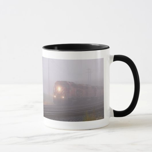 Mug Train de fret fonctionnant en brouillard de matin (Droite)