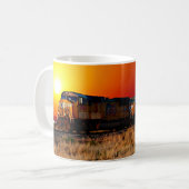 Mug Train de marchandises Sunset Diesel Locomotive (Devant gauche)