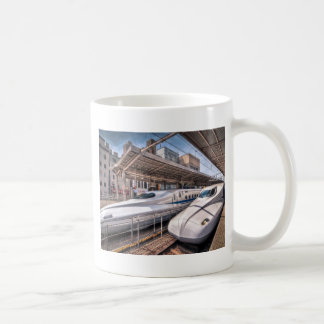 Mug Trains de balle japonais à la station de Tokyo