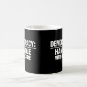 Mug Traitez la démocratie avec soin (Centre)