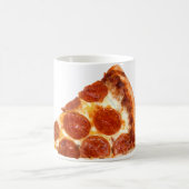 Mug Tranche de pizza pepperoni classique de SlipperyJo (Centre)