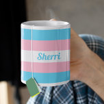 Mug Transgenre Rainbow Custom<br><div class="desc">Tasse arc-en-ciel transgenre qui peut être customisé avec votre nom ou un autre texte. Soutenez vos amis trans avec ce cadeau mignon qui présente les couleurs du drapeau transgenre bleu,  rose et blanc du bébé. Personnalisez ce joli cadeau pour la communauté LGBTQ.</div>