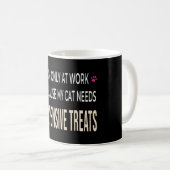 Mug Travail drôle parce que mon chat a besoin de frian (Devant droit)