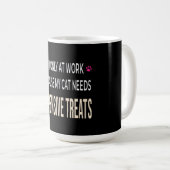Mug Travail drôle parce que mon chat a besoin de frian (Devant droit)